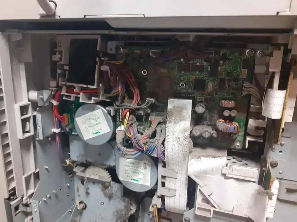 Elektronika i silniki napędu kserokopiarki podczas naprawy u klienta